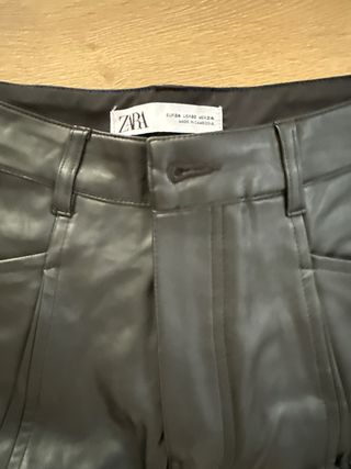Pantalón Zara efecto piel negro