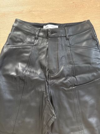 Pantalón Zara efecto piel negro
