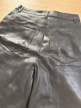 Pantalón Zara efecto piel negro