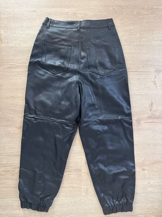 Pantalón Zara efecto piel negro