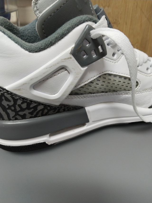 Jordan Spizike Gris y Blanco