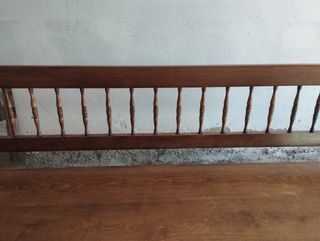 Banco de madera estilo rústico.