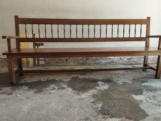 Banco de madera estilo rústico.