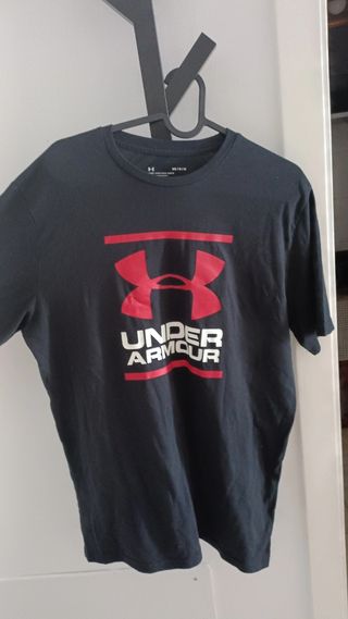 Camisa Under Armour Negra y Roja.
