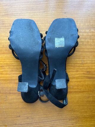 Tacones negros con tiras