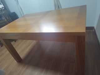 Mesa de comedor de madera