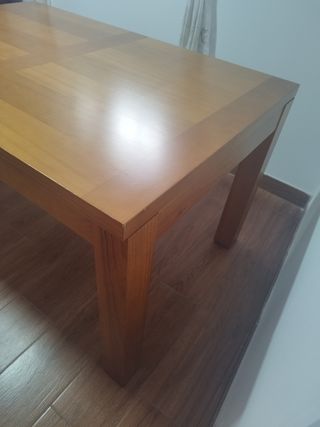 Mesa de comedor de madera