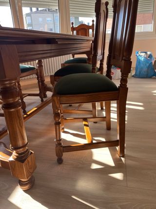 Mesa y sillas de comedor de madera