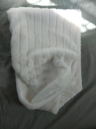 Scaldacollo bianco in pelliccia sintetica