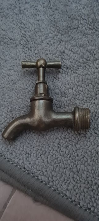 Grifo de latón dorado envejecido
