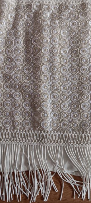 Vestido blanco con encaje y flecos