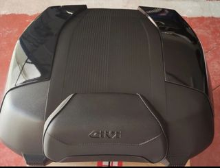 Top case GIVI V58NN Maxia 5 Negro + Respaldo GIVI