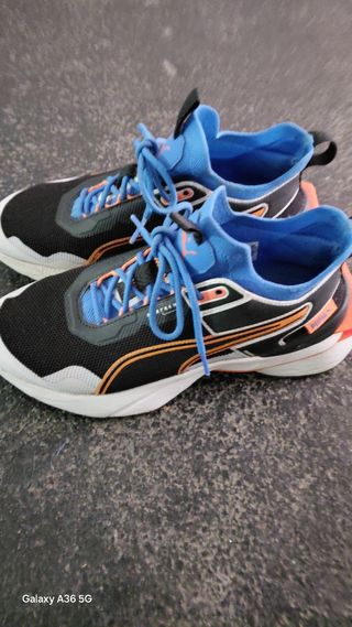 Zapatillas Puma Negras, Azules y Naranjas.