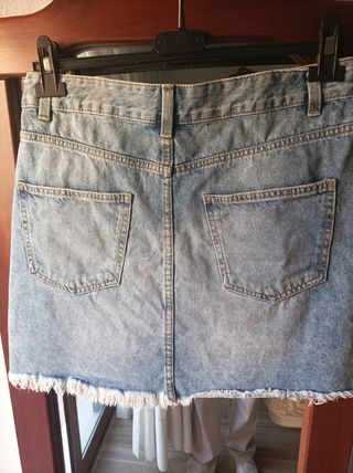 Falda vaquera corta talla M.