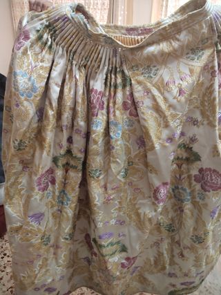 Traje de época con bordado floral