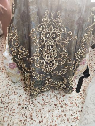 Traje de época con bordado floral