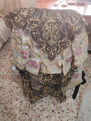 Traje de época con bordado floral