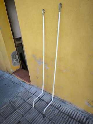 Gancho para toldo de metal blanco. Calafell