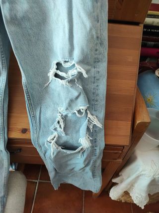 Pantalón vaquero Zara desgastado