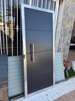 Puerta peatonal moderna