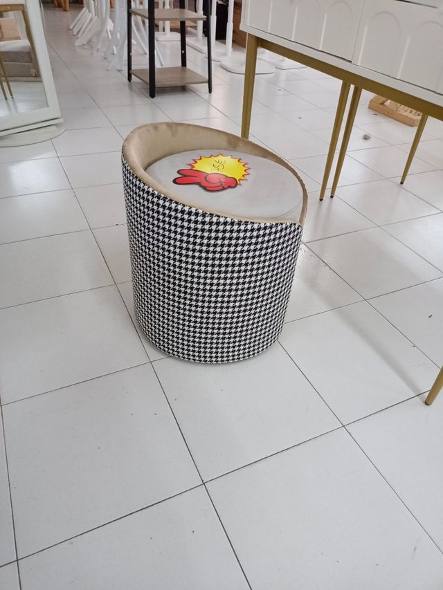Silla tocador con estampado pata de gallo