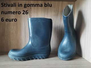 Stivali in gomma blu, per pioggia, numero 26.