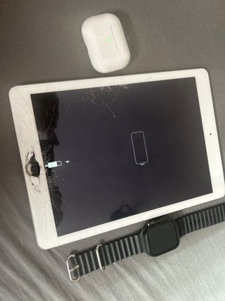 Apple iPad con AirPods y Apple Watch