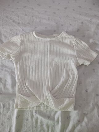 Camiseta blanca de canalé con nudo