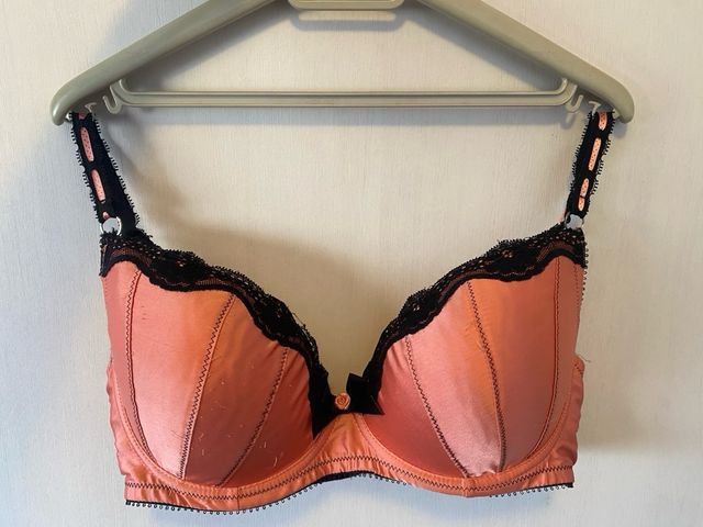 Ropa interior de encaje negro y rosa