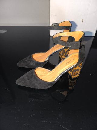 Zapatos de tacón con estampado de leopardo