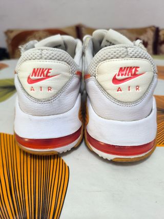 Zapatillas Nike Air Blancas y Naranjas
27cm