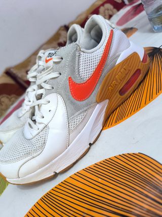 Zapatillas Nike Air Blancas y Naranjas
27cm