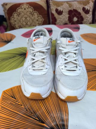 Zapatillas Nike Air Blancas y Naranjas
27cm