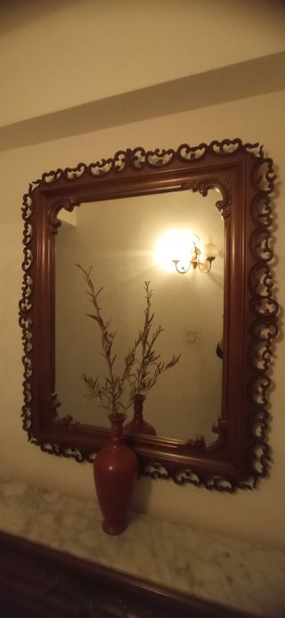 Mesa de entrada de madera con mármol