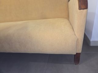 Sofá de tela y madera