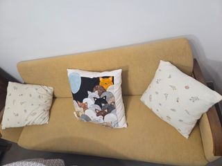 Sofá de tela y madera