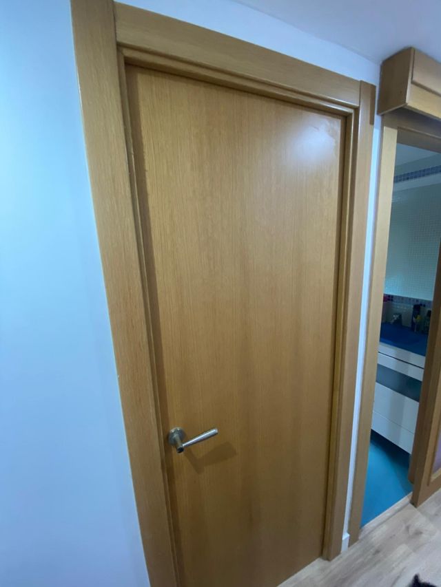 Puertas de madera maciza lacada clara