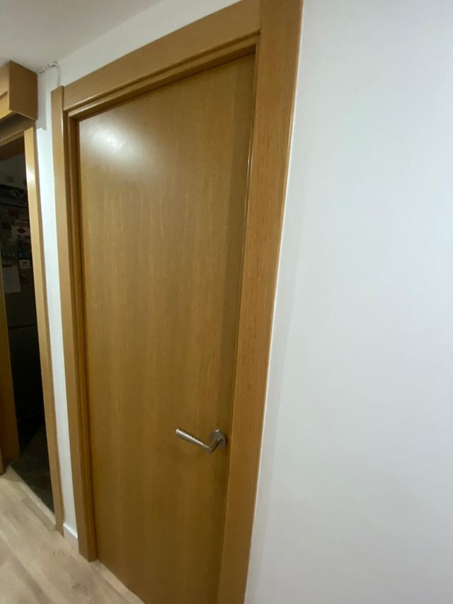 Puertas de madera maciza lacada clara