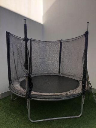 Cama elástica con red de seguridad