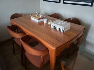 Mesa de comedor de madera