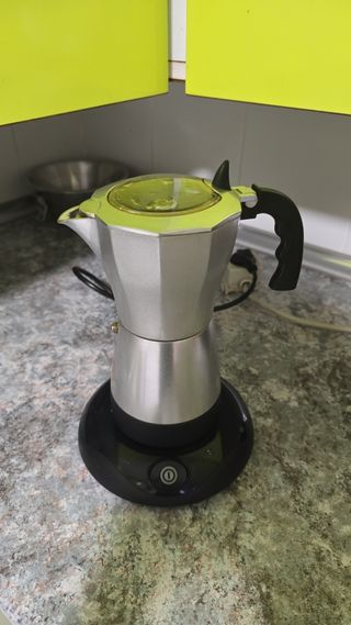 Cafetera eléctrica poco hueso,sin detalles
Mudanza