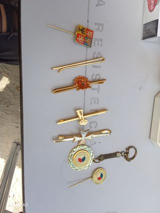 Lote de insignias y llavero militar