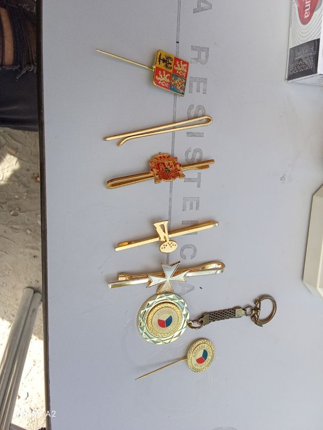 Lote de insignias y llavero militar