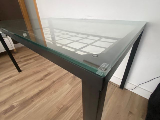Mesa de comedor de cristal y metal