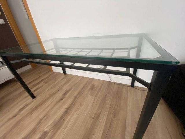 Mesa de comedor de cristal y metal