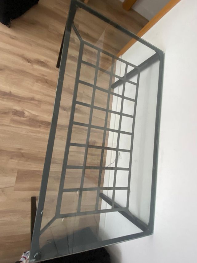 Mesa de comedor de cristal y metal