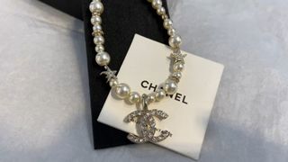 Collar Chanel Perlas y Logo CC con Estrellas