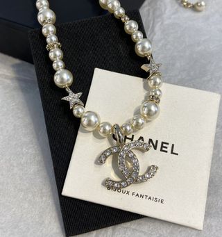 Collar Chanel Perlas y Logo CC con Estrellas