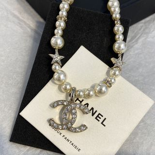 Collar Chanel Perlas y Logo CC con Estrellas