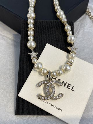 Collar Chanel Perlas y Logo CC con Estrellas